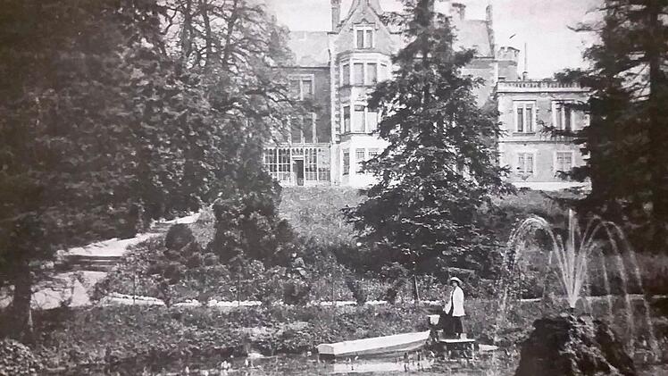 Diese Ansicht zeigt die Villa von der Leopoldstraße her. Die Frau am Teich könnte laut Rolf Metzner eine der Töchter des Zaren gewesen sein. Foto: CT-Archiv