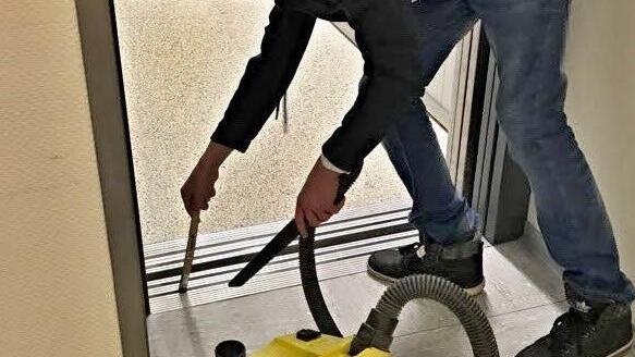 Yannic saugt die Fugen am Aufzug aus, damit dieser reibungslos funktionieren kann. Foto: SFZ Pfaffendorf