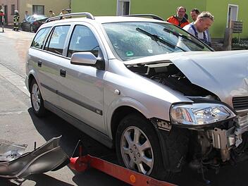 Der Opel der Verursacherin; im Hintergrund der verschobene Audi. Foto: Ralf Kestel