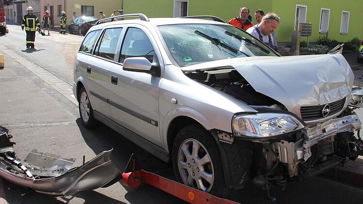 Der Opel der Verursacherin; im Hintergrund der verschobene Audi. Foto: Ralf Kestel