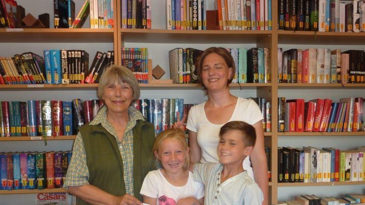Stellvertretend für die vielen Leser nahmen Paula und Linus sowie Silke Hehn und Barbara Seufert (fehlt auf dem Foto) vom Team der Katholischen Öffentlichen Bücherei Aschach von Heidi Andriessens eine Spende in Höhe von 200 Euro entgegen.  Foto: Barbara Seufert