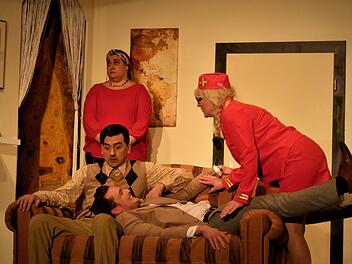 Die Dorfbühne Marktschorgast sorgte mit der Boulevardkomödie "Boeing Boeing" für eine glänzende Premiere. Im Bild (von links) Tatjana Lengel, Thomas Lengel, Tobias Nüssel und Ulli Popp. Foto: Werner Reißaus