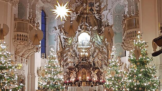 Blick in die festlich geschm&uuml;ckte Basilika w&auml;hrend des Abschlussgottesdienstes