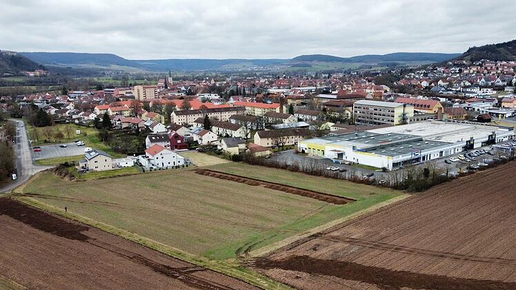 Auf der Wiese südlich des E-Centers soll der Bank-Neubau entstehen. Aktuell laufen dort Schürfen, um Bodendenkmäler im Baufeld auszuschließen. Luftbilder: Wolfgang Dünnebier