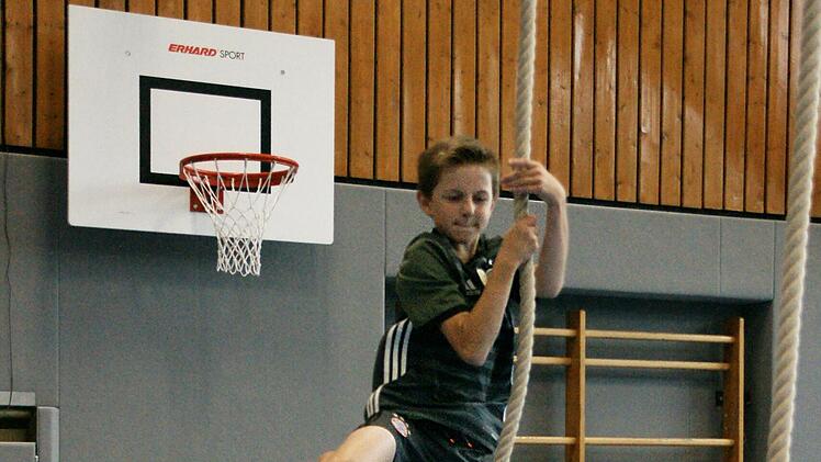 Gregor Reinhard aus Oberbach flog nahezu durch den Seil-Parcours. Am anstrengendsten empfand er aber das Barren-Hangelhindernis.