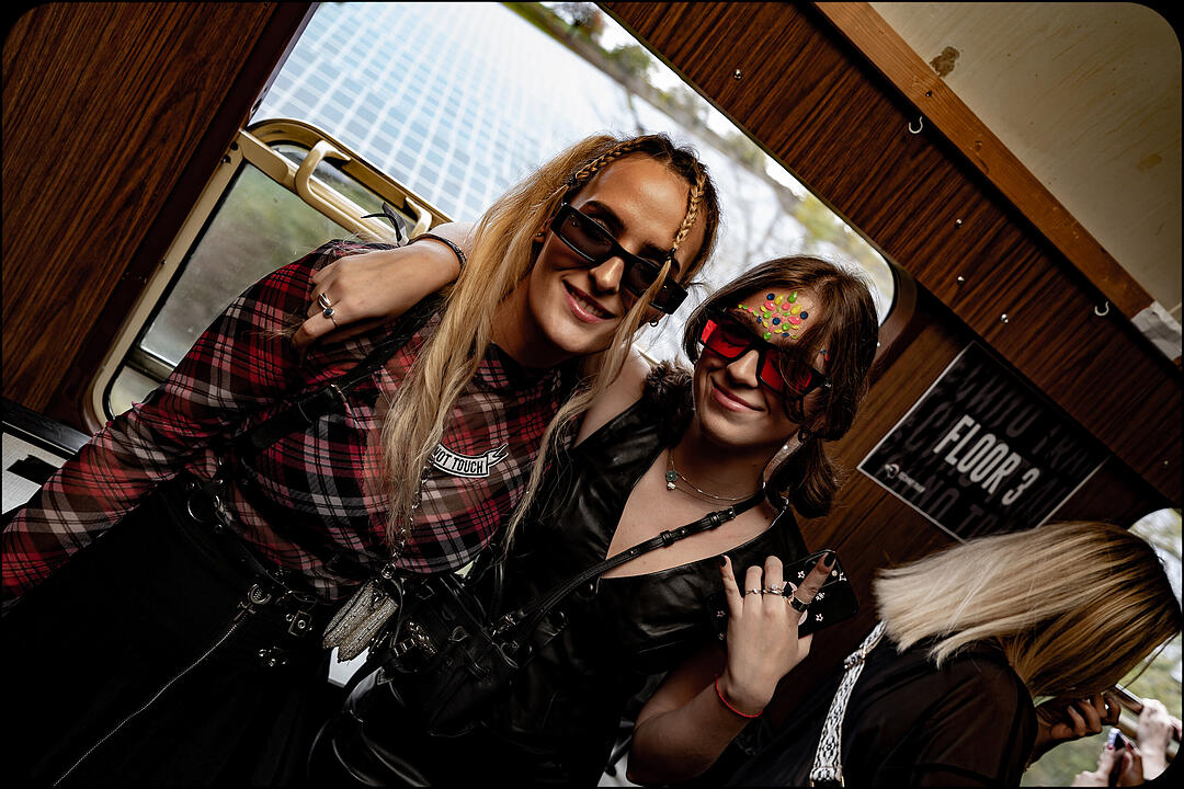 Hard Techno und Trance in drei verschiedenen Party-Waggons!