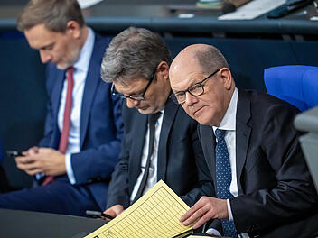 Bei der Rente kürzen: Sozialverband attackiert Kanzler Scholz – Wahlversprechen gegeben