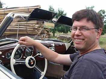 Ganz seltenes Cabrio: In seinem sandgrauen Porsche VA mit mahagoni-braunem Metall-Cockpit kann Hugo Brennfleck herrlich entspannen.