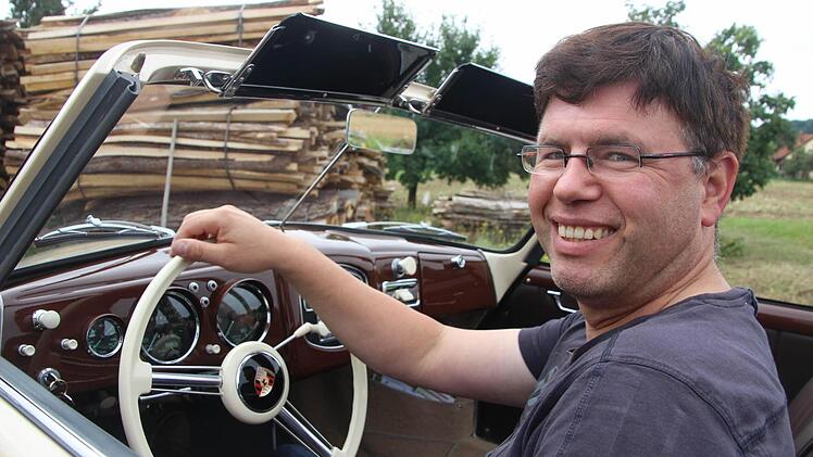 Ganz seltenes Cabrio: In seinem sandgrauen Porsche VA mit mahagoni-braunem Metall-Cockpit kann Hugo Brennfleck herrlich entspannen.