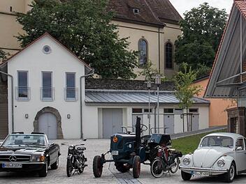 Oldtimer auf dem Sulzthaler Dorfplatz: Am Samstag sollen noch viele weitere historische Karossen kommen. Foto: Christian Schmidt
