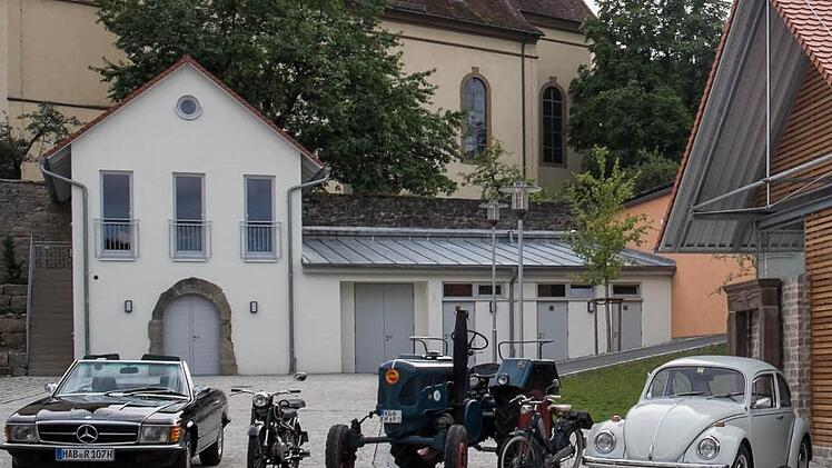 Oldtimer auf dem Sulzthaler Dorfplatz: Am Samstag sollen noch viele weitere historische Karossen kommen. Foto: Christian Schmidt