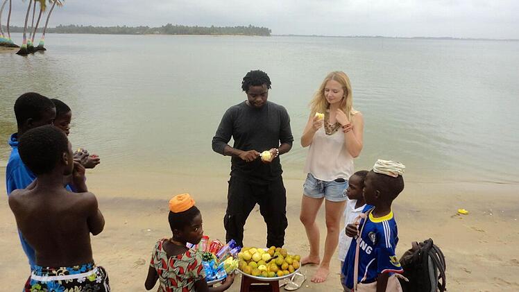 Die junge Reckendorferin am Strand in Ghana