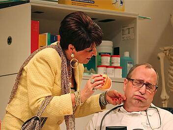 Seine anspruchsvolle Ehefrau nervt den Landarzt.  Foto: Gerd Schaar