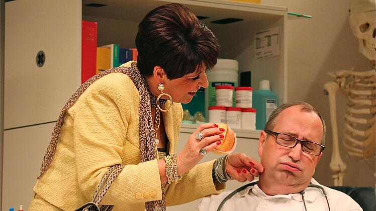 Seine anspruchsvolle Ehefrau nervt den Landarzt.  Foto: Gerd Schaar
