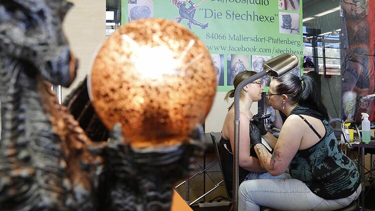 Bei der "Tattoo-Convention" in Strullendorf kamen am Wochenende Fans des Körperkults auf ihre Kosten.  Foto: Matthias Hoch