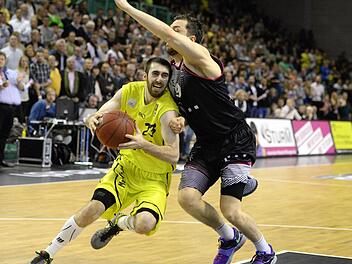 Bayreuths Spielmacher Jake Odum schlängelt sich um den Bonner Michal Chylinski herum.  Foto: Peter Mularczyk