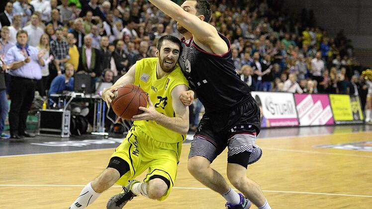 Bayreuths Spielmacher Jake Odum schlängelt sich um den Bonner Michal Chylinski herum.  Foto: Peter Mularczyk