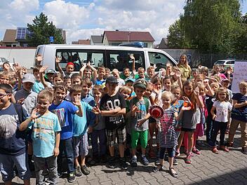 Die Kinder erfuhren viele interessante Dinge bei ihrem Besuch bei der Höchstadter Polizei. Foto: Tina Meier
