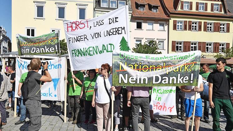 Demonstration gegen einen Nationalpark Frankenwald auf dem Kulmbacher Marktplatz Foto: Ronald Rinklef