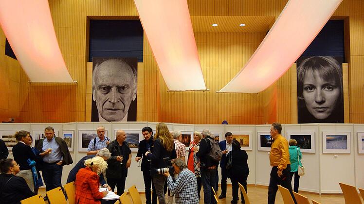 : Ausstellung vom DVF Landesverband Bayern: "Eine Reise durch Europa mit der Kamera". Nach der Er&ouml;ffnungsfeier werden die Schirmherrinnen Ellen von Unwerth und Claudia Roth durch die Ausstellungen gef&uuml;hrt.