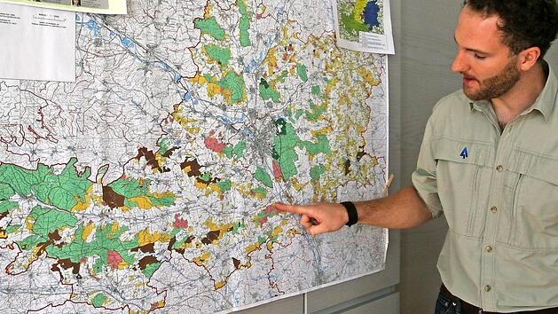 Revierleiter Stefan M&uuml;ller zeigt auf der Karte das Gebiet des von ihm betreuten Forstreviers Hirschaid. Foto: Werner Baier