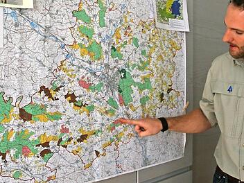 Revierleiter Stefan Müller zeigt auf der Karte das Gebiet des von ihm betreuten Forstreviers Hirschaid. Foto: Werner Baier