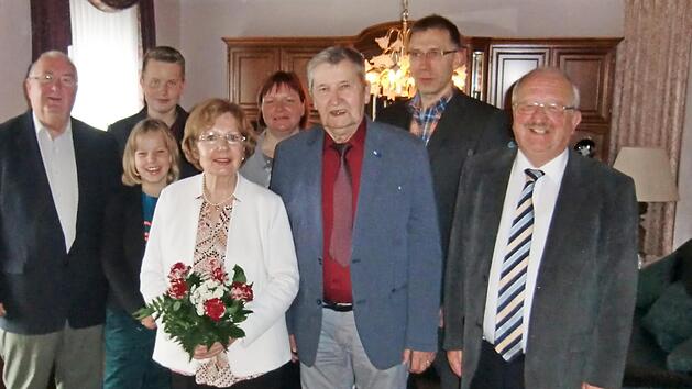 Mit vielen Gästen feierten Dietrich und Heidrun Perkowski das Jubiläumsfest ihrer diamantenen Hochzeit.  Foto: Felix Hammerschmidt