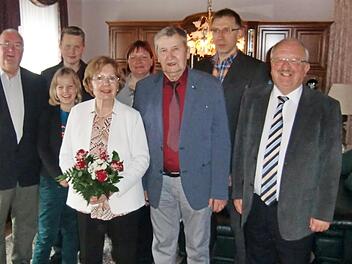 Mit vielen Gästen feierten Dietrich und Heidrun Perkowski das Jubiläumsfest ihrer diamantenen Hochzeit.  Foto: Felix Hammerschmidt