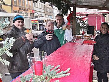Ist es "mexikanischer Punsch", mit dem sich diese drei Männer am Stand der Gaststätte Vera-Cruz aufwärmen?Helmut Will