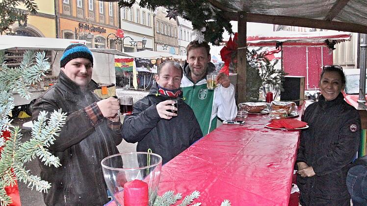 Ist es "mexikanischer Punsch", mit dem sich diese drei Männer am Stand der Gaststätte Vera-Cruz aufwärmen?Helmut Will