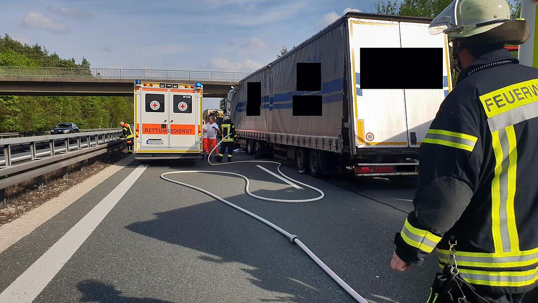 Lastwagen kracht auf A6 in Stauende - Fahrer lebensgefährlich verletzt