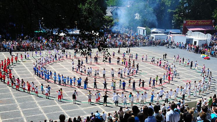 Höhepunkt im Neustadter Jahreslauf: die Freiübungen beim Kinderfest. Fotos: Stadt Neustadt