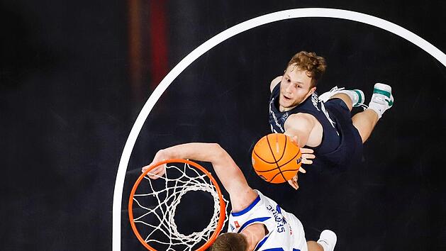 Christian Sengfelder (rechts) war mit elf Rebounds bester Bamberger in dieser Kategorie. Sechs Abpraller holte er unter dem eigenen Korb, f&uuml;nf am Brett von Mornar Bar. Foto: Daniel L&ouml;b