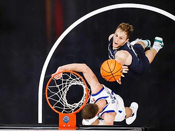 Christian Sengfelder (rechts) war mit elf Rebounds bester Bamberger in dieser Kategorie. Sechs Abpraller holte er unter dem eigenen Korb, fünf am Brett von Mornar Bar. Foto: Daniel Löb