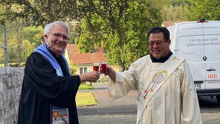 Die sehr würdevolle und besinnliche kirchliche Segnung nahmen Pfarrer Gerd Kirchner (links) und Diakon Kim Sell vor. Foto: Hans-Peter Ehrensberger