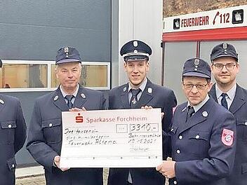 Mit dem symbolischen Spendenscheck (v. l.): Kommandant Daniel Gebhardt, Zweiter Vorsitzender Manfred Hänchen, Zweiter Kommandant Michael Neuner, Vorsitzender Bernhard Haberberger und Maschinist Alexander Eckert