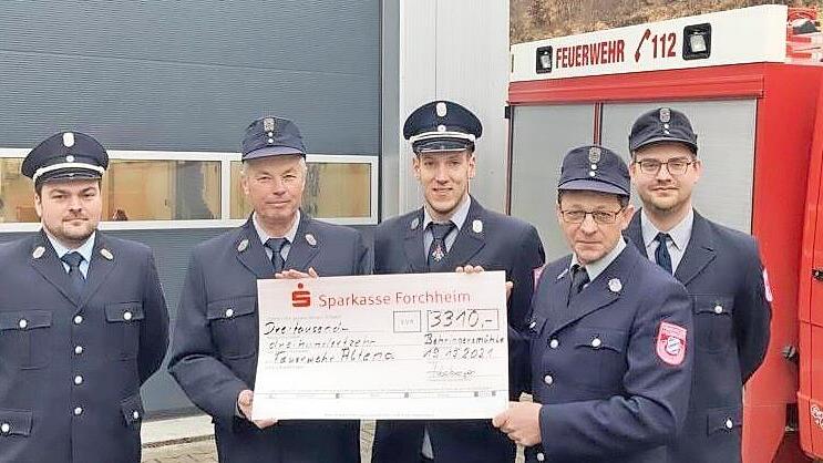 Mit dem symbolischen Spendenscheck (v. l.): Kommandant Daniel Gebhardt, Zweiter Vorsitzender Manfred Hänchen, Zweiter Kommandant Michael Neuner, Vorsitzender Bernhard Haberberger und Maschinist Alexander Eckert