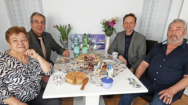 Maria und Waldemar Gummer mit (hinten, von links) Pfarrer Michael Schaefer und B&uuml;rgermeister Robert Bosch