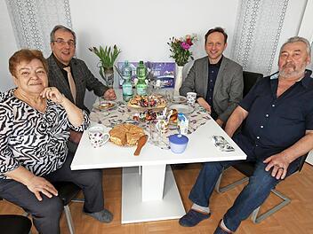 Maria und Waldemar Gummer mit (hinten, von links) Pfarrer Michael Schaefer und Bürgermeister Robert Bosch