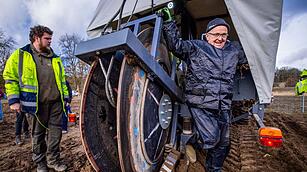 Einweihung einer neuen Baum-Pflanzmaschine