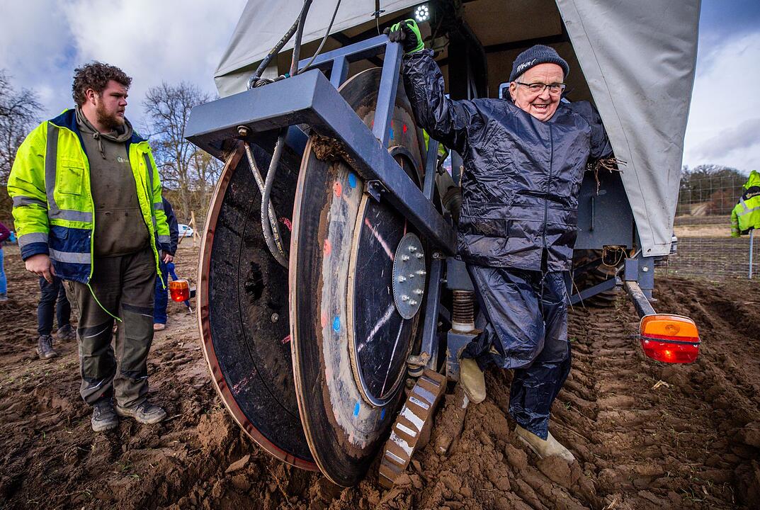 Einweihung einer neuen Baum-Pflanzmaschine