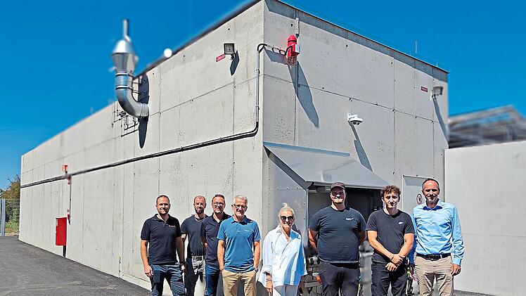 In diesen Tagen nahm Glen Dimplex die neue zentrale K&auml;ltemittelversorgung in Kulmbach in Betrieb. Das Foto zeigt Gesch&auml;ftsf&uuml;hrerin Kerstin Wolff (Mitte) gemeinsam mit den am Projekt beteiligten Mitarbeitern.Glen Dimplex