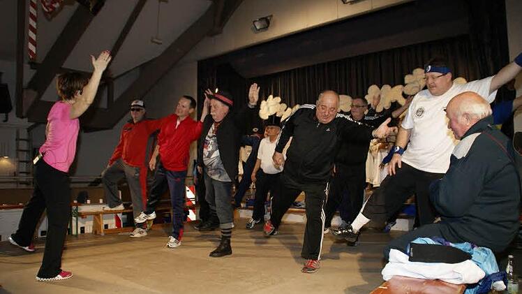 Fitness mussten Bürgermeister und Stadträte beim Eltmanner Weiberfasching beweisen. Trainerin Sonja Förtsch gab den Takt vor und alle machten brav mit. Vorne von links: Peter Kremer, Bürgermeister Michael Ziegler, Hans-Georg Häfner, Ludwig Pflaum und Jürgen Malinowski.