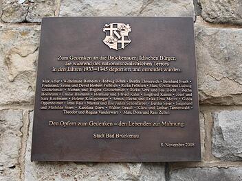 Diese Gedenktafel am Alten Rathaus erinnert an die Juden, die einst in Bad Brückenau lebten. Foto: Ulrike Müller