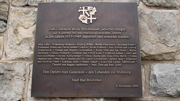 Diese Gedenktafel am Alten Rathaus erinnert an die Juden, die einst in Bad Brückenau lebten. Foto: Ulrike Müller