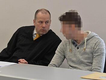 Ernste Mienen, ernste Angelegenheit: Für den jungen Mandanten von Rechtsanwalt Thomas Drehsen geht es um viel. Er ist wegen versuchten Mordes angeklagt. Fotos: Ronald Rinklef