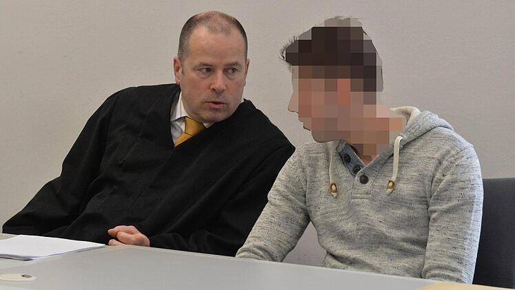 Ernste Mienen, ernste Angelegenheit: Für den jungen Mandanten von Rechtsanwalt Thomas Drehsen geht es um viel. Er ist wegen versuchten Mordes angeklagt. Fotos: Ronald Rinklef