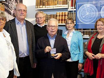 Heinz Gauly (vorne, Mitte) übergab seine Materialsammlung an das Archiv der Deutschen Augustiner-Ordensprovinz. Dafür dankte Provinzial Pater Alfons Tony (Mitte) mit der Pius-Keller-Medaille. Mit auf dem Foto (von links) Anneliese Gauly, Pater Michael Wernicke und Carolin Oser-Grote.  Foto: Augustiner