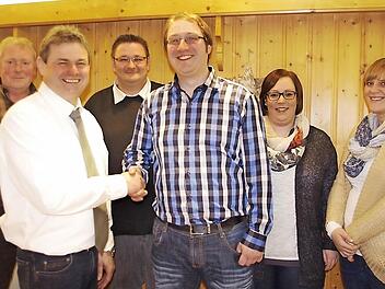 Glückwünsch für den neuen Vorsitzenden: (von links) Zweiter Vorsitzender Jürgen Geiger, Zweiter Vorsitzender Bernd Engelhardt, Hauptkassier Thomas Zettl, Vorsitzender Christian Engelhardt, Schriftführerin Simone Geiger und die Leiterin der TT-Abteilung, Carina Jakob. Foto: Heike Schülein