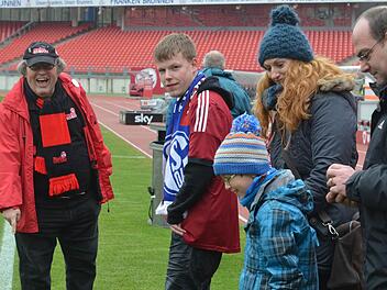 Die Besucher der Live-Tour im Nürnberger Stadion genießen die besondere Atmosphäre unmittelbar vor dem Anpfiff. Foto: Nikolas Pelke